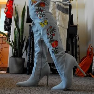 Thigh high Cape Robin heels. Size 9M, flowers and bees embroidered, Denim fabric